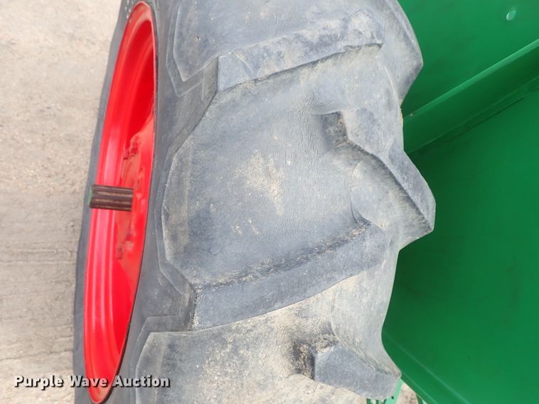 image for item GW9253 Oliver 60 row crop tractor