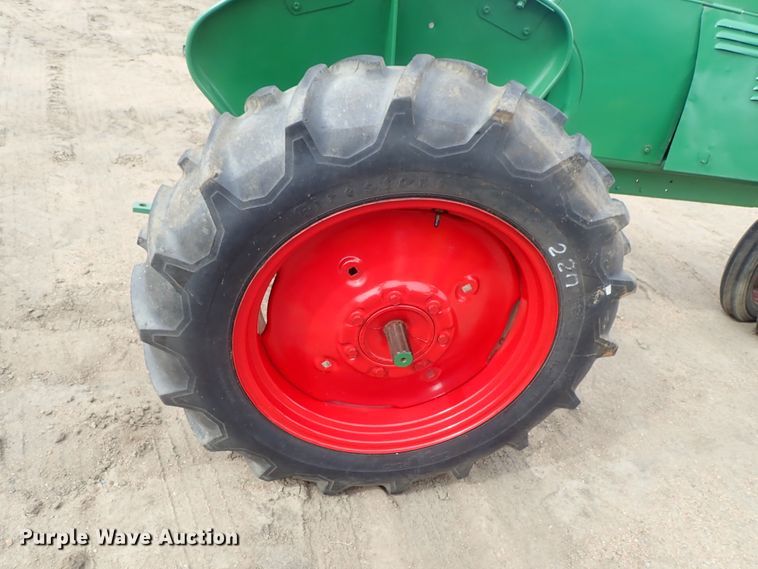 image for item GW9253 Oliver 60 row crop tractor