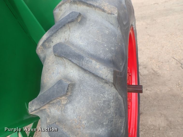 image for item GW9253 Oliver 60 row crop tractor