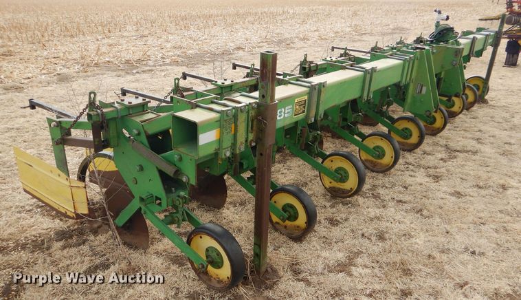 image for item GX9725 John Deere 885 row crop cultivator