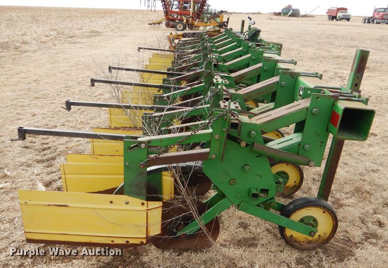 image for item GX9725 John Deere 885 row crop cultivator