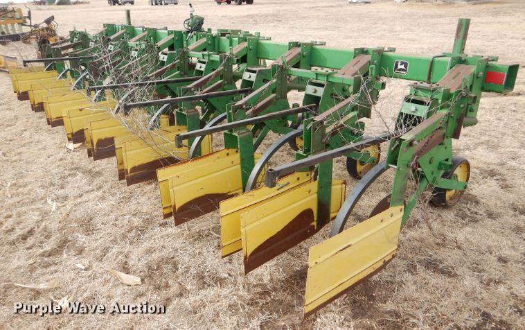 image for item GX9725 John Deere 885 row crop cultivator