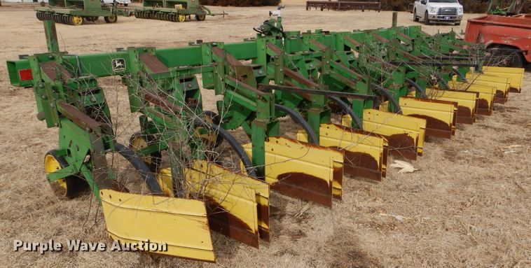 image for item GX9725 John Deere 885 row crop cultivator