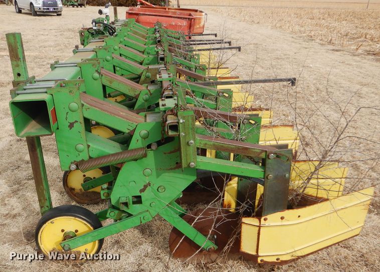 image for item GX9725 John Deere 885 row crop cultivator