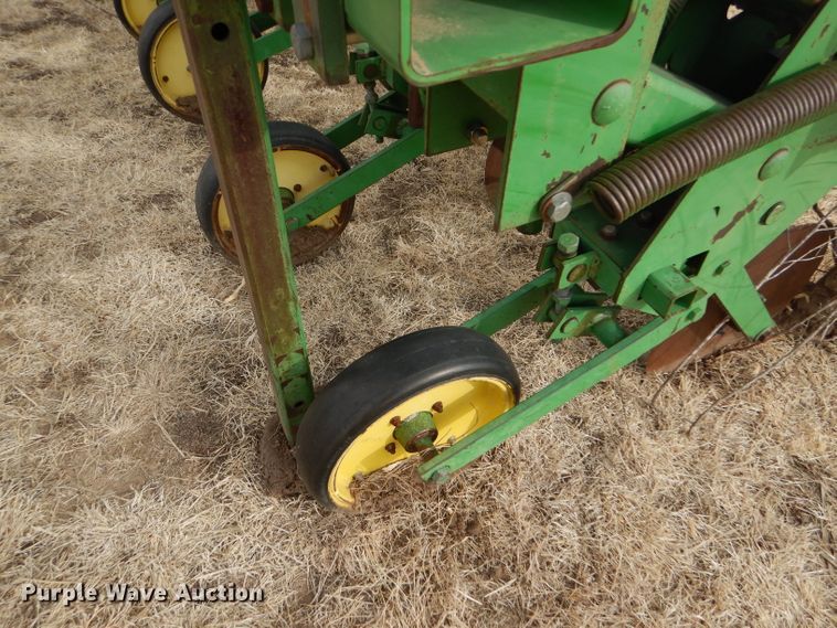 image for item GX9725 John Deere 885 row crop cultivator