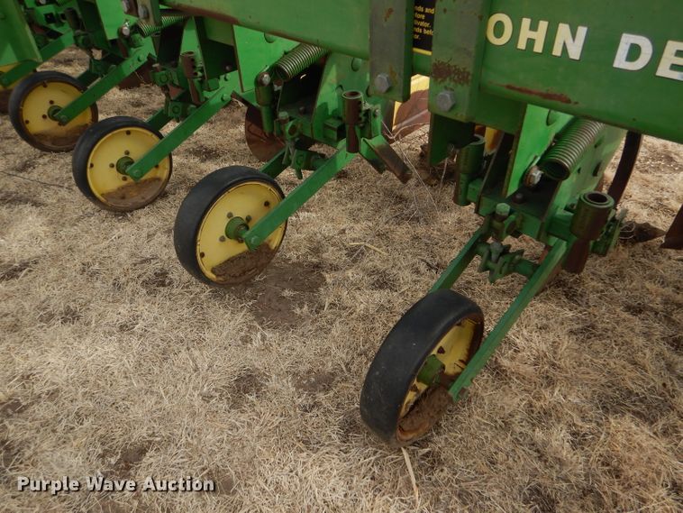 image for item GX9725 John Deere 885 row crop cultivator