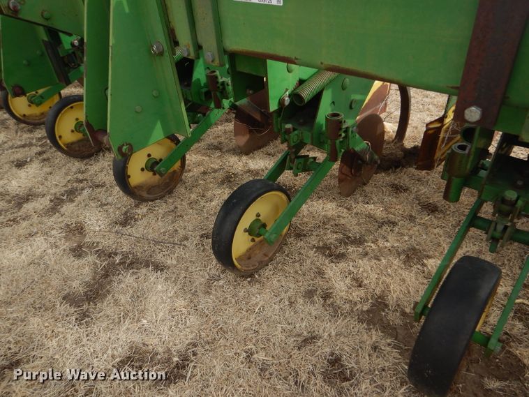 image for item GX9725 John Deere 885 row crop cultivator