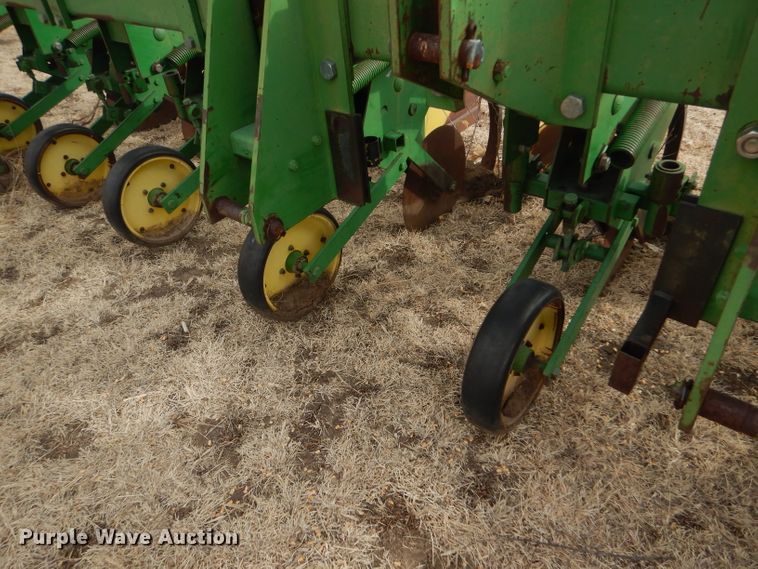 image for item GX9725 John Deere 885 row crop cultivator