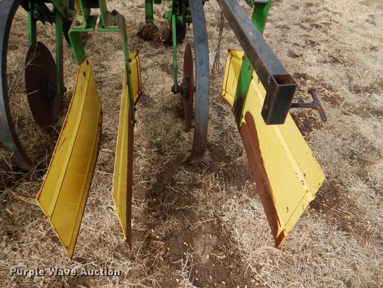 image for item GX9725 John Deere 885 row crop cultivator