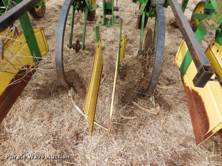 image for item GX9725 John Deere 885 row crop cultivator