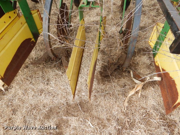 image for item GX9725 John Deere 885 row crop cultivator