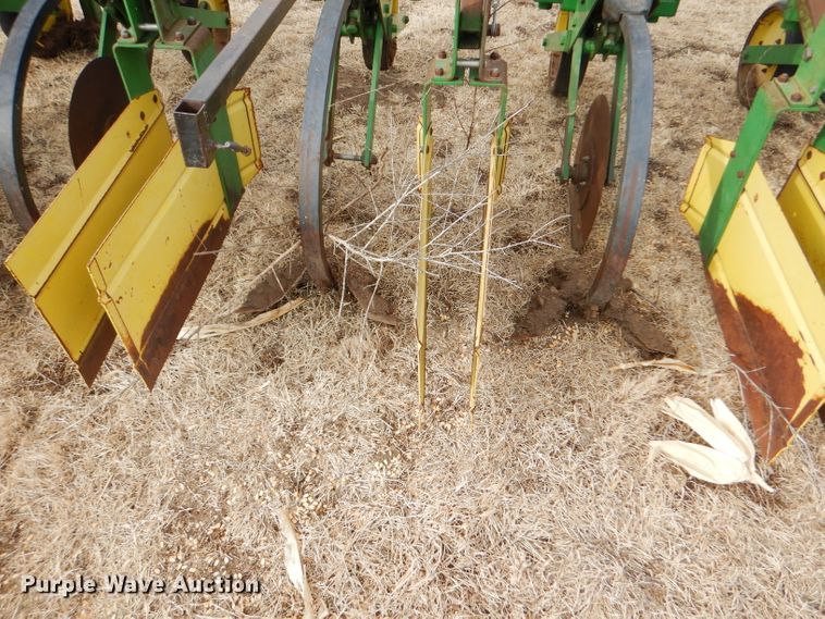 image for item GX9725 John Deere 885 row crop cultivator