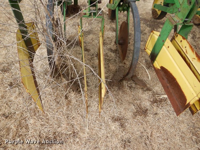 image for item GX9725 John Deere 885 row crop cultivator