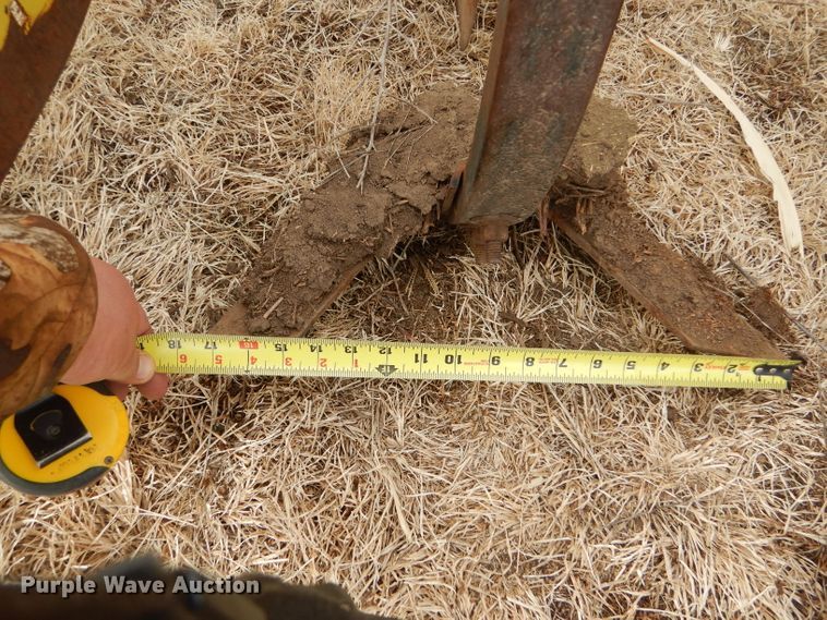 image for item GX9725 John Deere 885 row crop cultivator