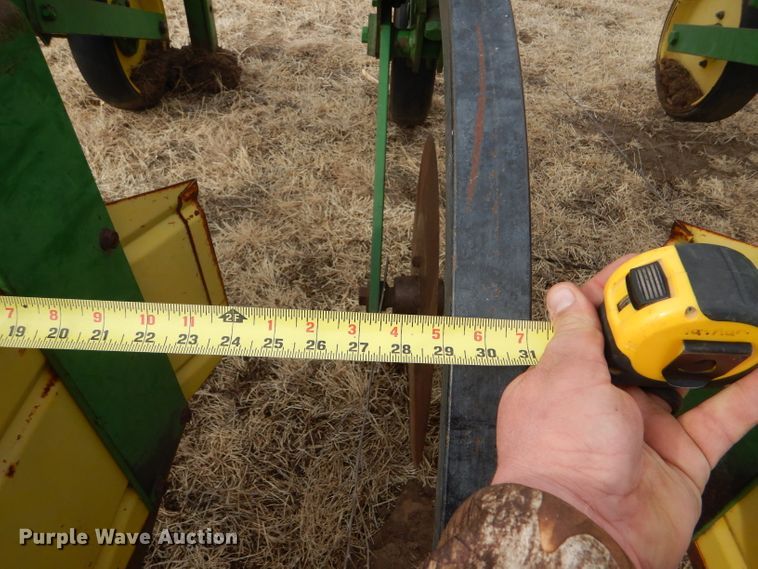 image for item GX9725 John Deere 885 row crop cultivator