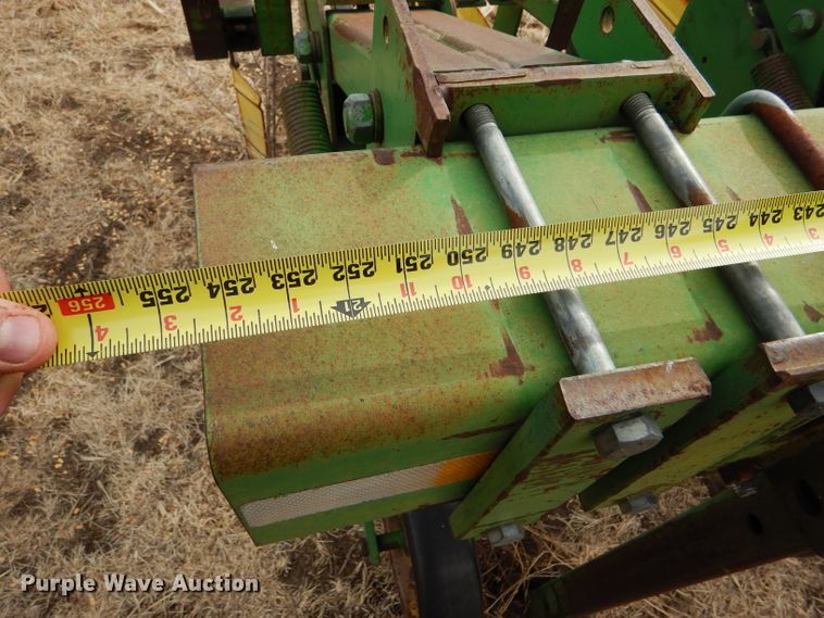 image for item GX9725 John Deere 885 row crop cultivator