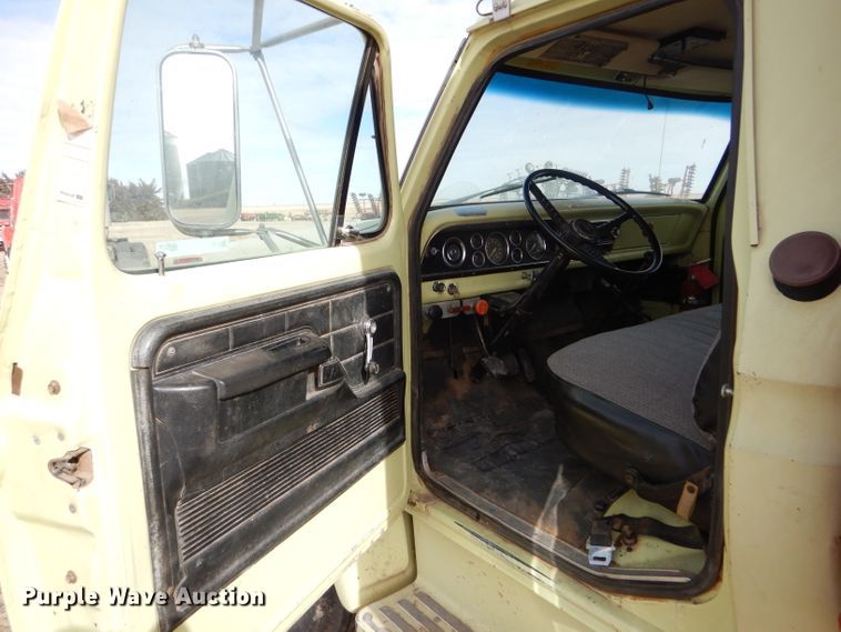 image for item GX9738 1975 Ford F750 grain truck