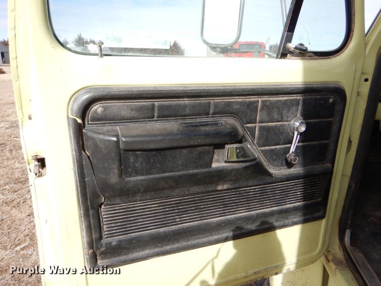 image for item GX9738 1975 Ford F750 grain truck