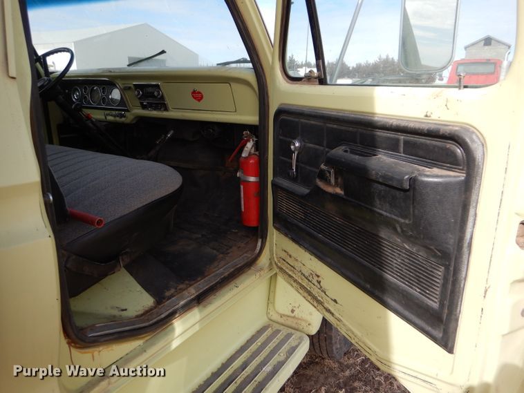 image for item GX9738 1975 Ford F750 grain truck