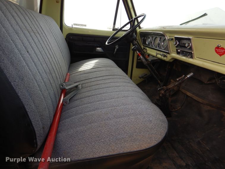 image for item GX9738 1975 Ford F750 grain truck
