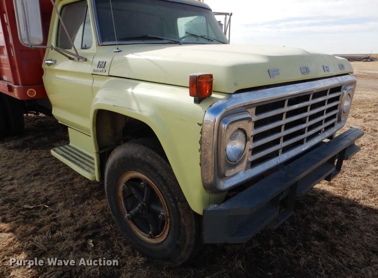 image for item GX9738 1975 Ford F750 grain truck