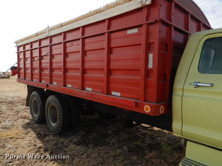image for item GX9738 1975 Ford F750 grain truck