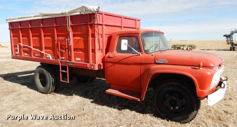 image for item GX9740 1966 Ford 600 grain truck