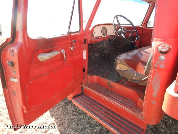 image for item GX9740 1966 Ford 600 grain truck