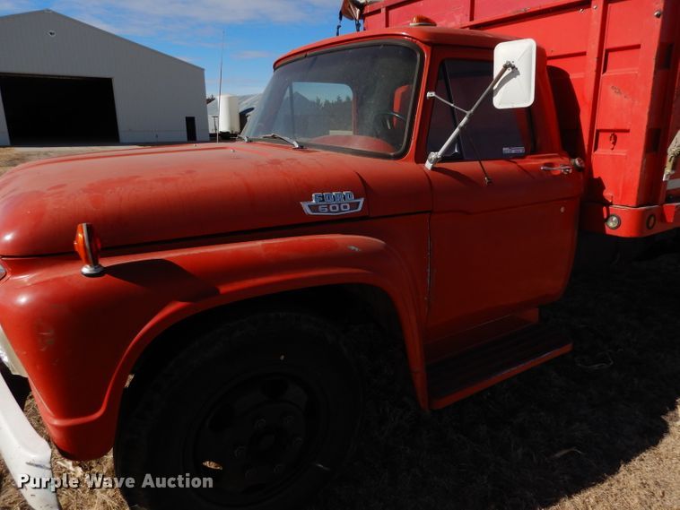 image for item GX9740 1966 Ford 600 grain truck