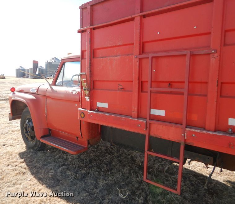 image for item GX9740 1966 Ford 600 grain truck