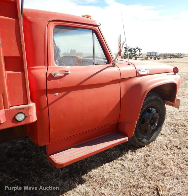 image for item GX9740 1966 Ford 600 grain truck