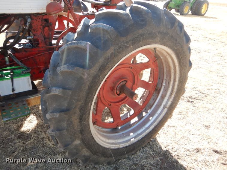 image for item GX9741 1959 Farmall 560 tractor