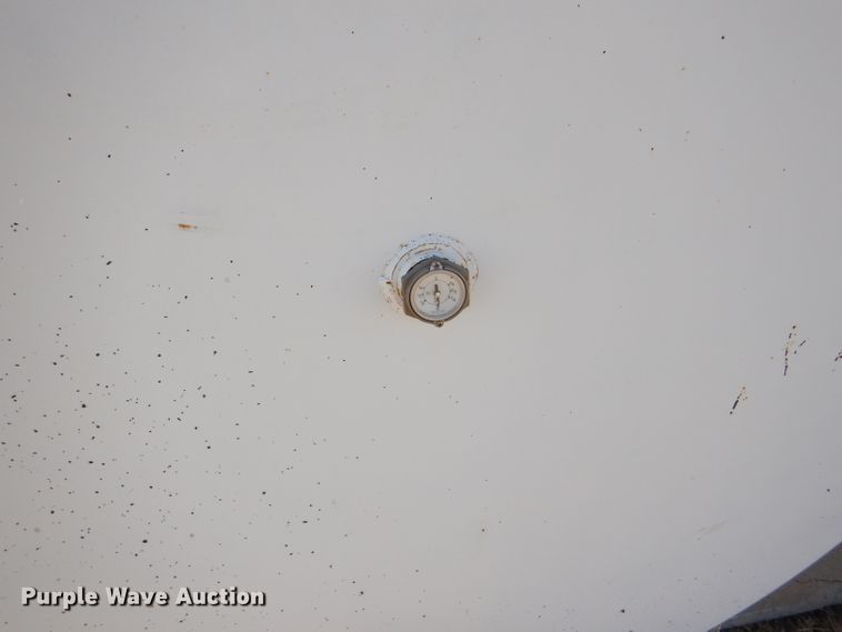 image for item GX9744 (3) fuel tanks