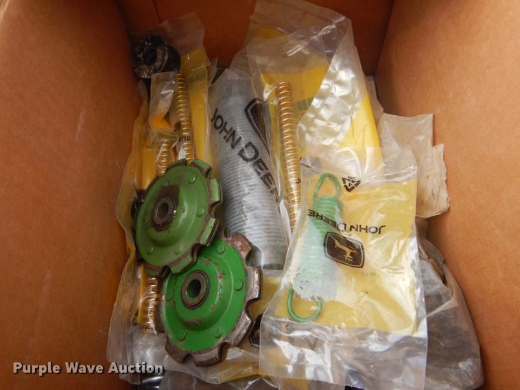 image for item GX9752 (4) John Deere 9300 hoe drills