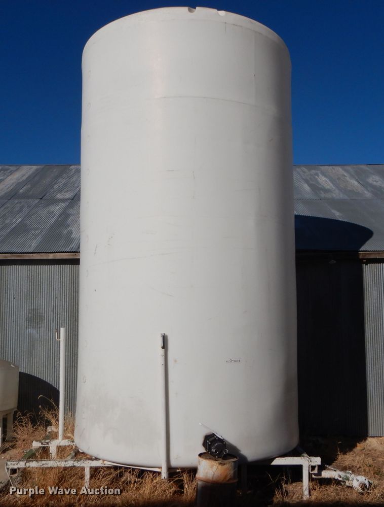 image for item GX9758 6,000 gallon poly fertilizer tank