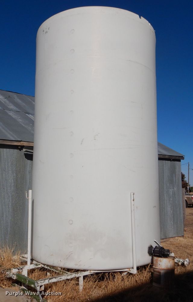 image for item GX9758 6,000 gallon poly fertilizer tank