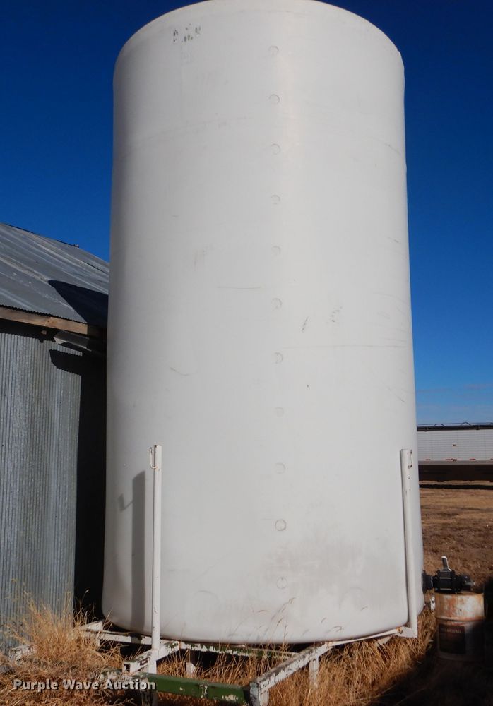 image for item GX9758 6,000 gallon poly fertilizer tank