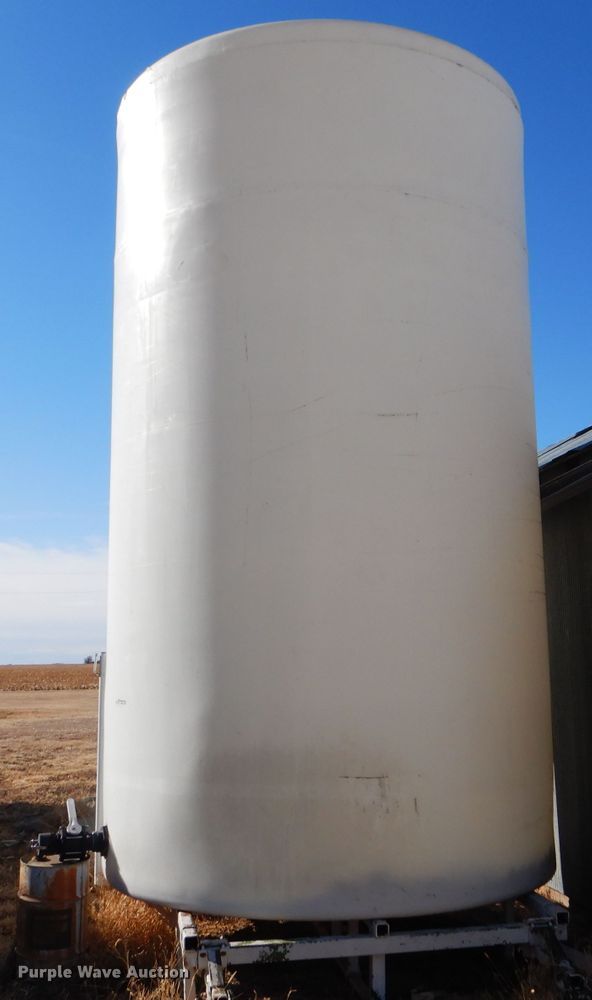 image for item GX9758 6,000 gallon poly fertilizer tank