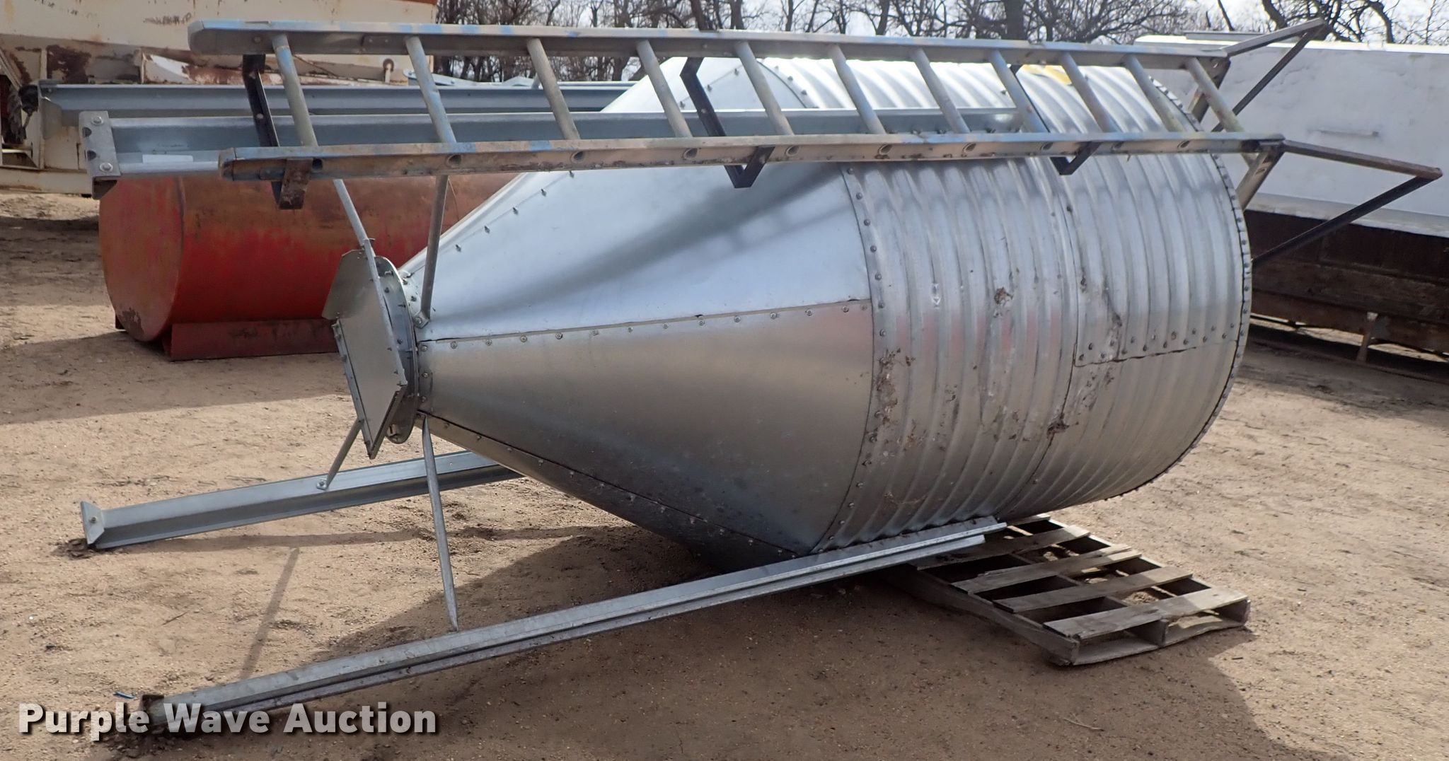 Steel grain bin in Kinsley, KS Item GW9228 sold Purple Wave
