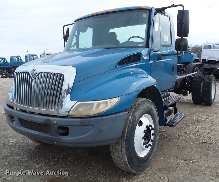 image for item DD1788 2002 International 4300 truck cab and chassis