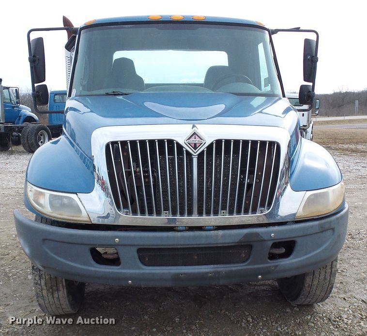 image for item DD1788 2002 International 4300 truck cab and chassis