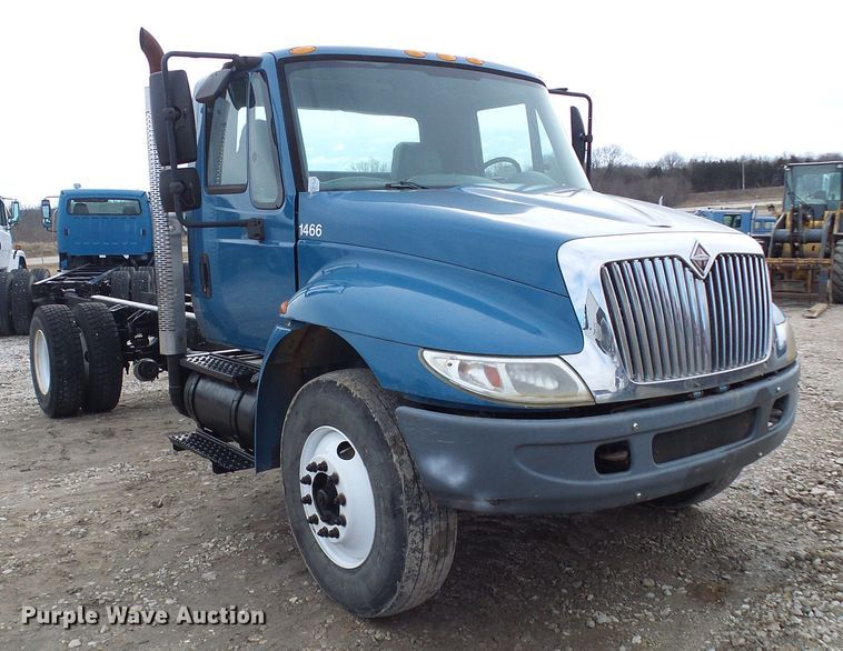 image for item DD1788 2002 International 4300 truck cab and chassis