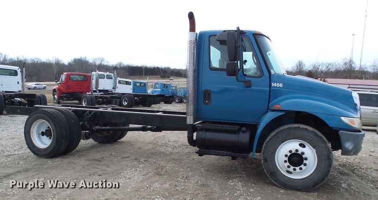 image for item DD1788 2002 International 4300 truck cab and chassis