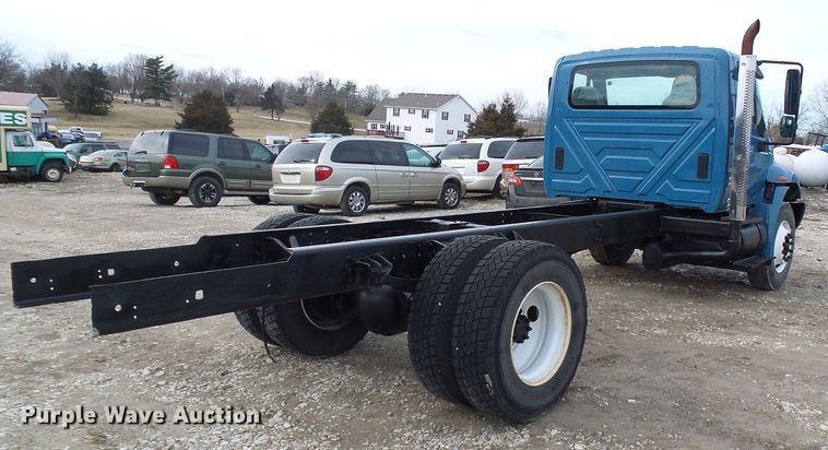 image for item DD1788 2002 International 4300 truck cab and chassis