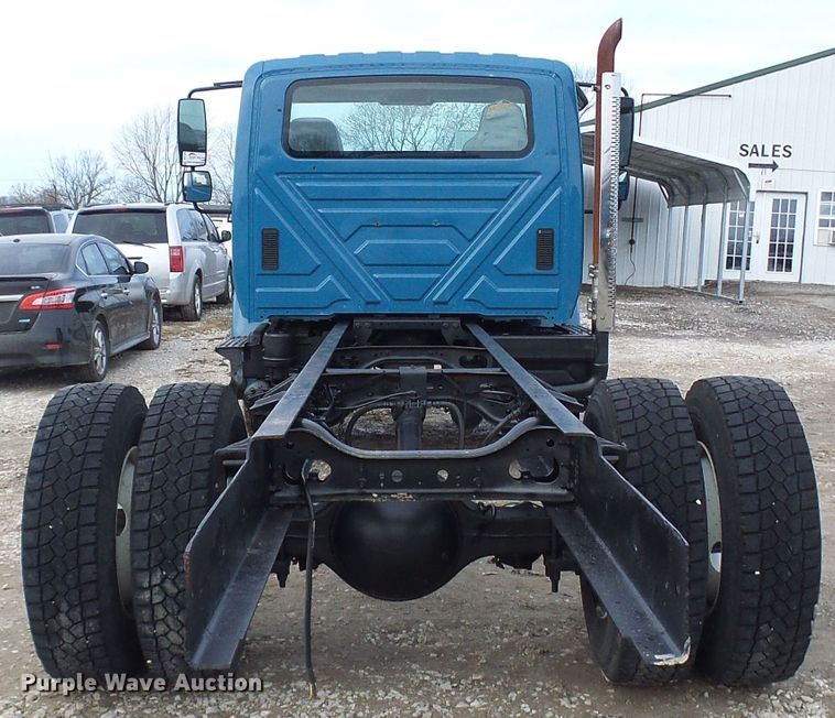 image for item DD1788 2002 International 4300 truck cab and chassis