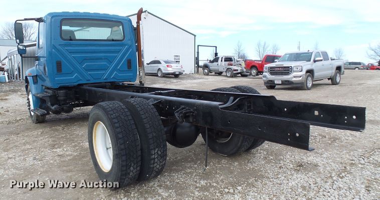 image for item DD1788 2002 International 4300 truck cab and chassis