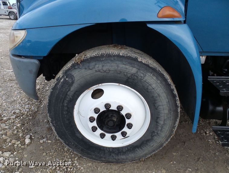 image for item DD1788 2002 International 4300 truck cab and chassis