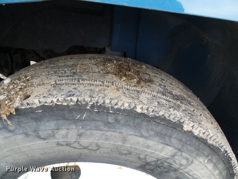 image for item DD1788 2002 International 4300 truck cab and chassis