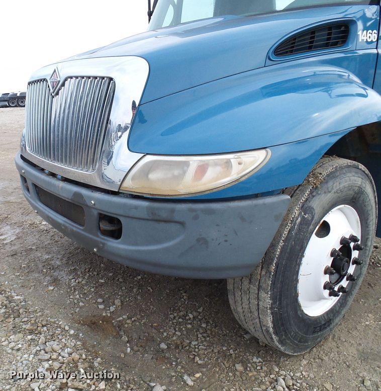 image for item DD1788 2002 International 4300 truck cab and chassis