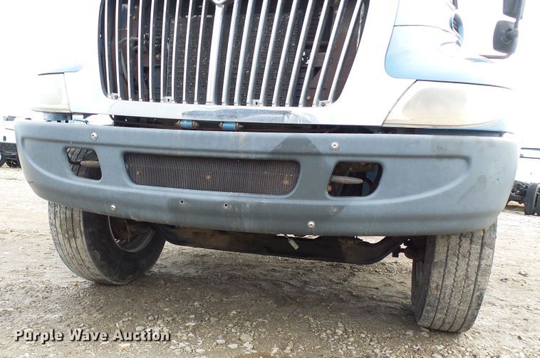 image for item DD1788 2002 International 4300 truck cab and chassis